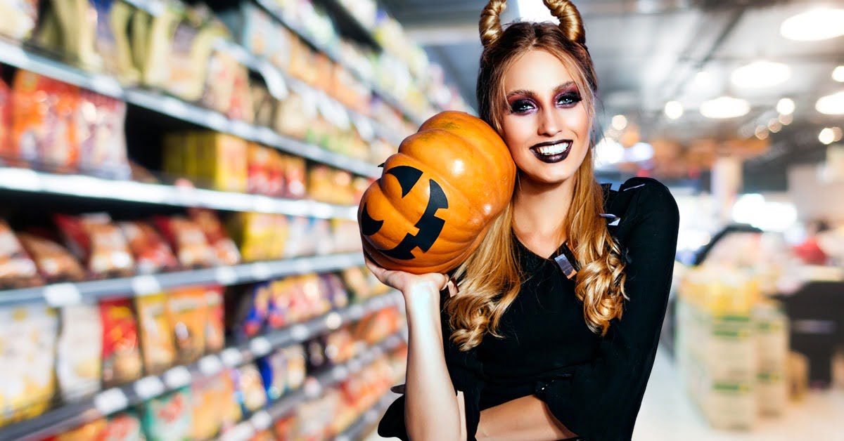 Conceito de compras on-line de halloween com bruxa bonita e